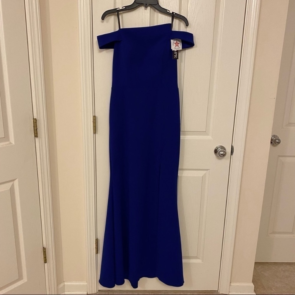 XSCAPE asymmetrical Off-The-Shoulder Scuba Crepe Gown in Marine Size 2 - Picture 3 of 9